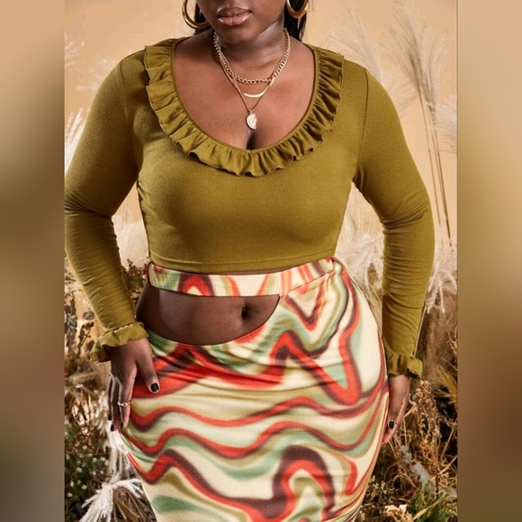 Plus Ruffle Trim Crop Top - Picture 4 of 7